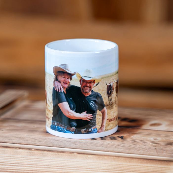 Tasse mit Chef und Chefin inmitten der Longhorn Weide